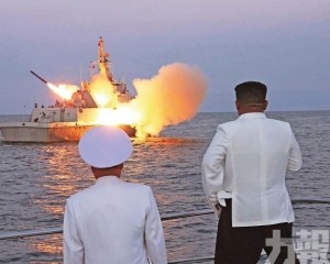 金正恩登艦視察導彈試射