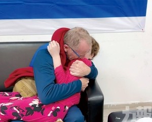 九歲以色列女童返家與父激動相擁