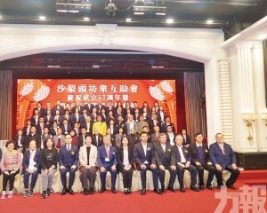 堅持走進社區及落實做好社區工作