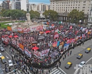 阿根廷十萬民眾上街怒吼