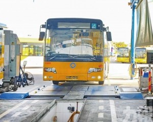 助巴士公司車廠內驗車