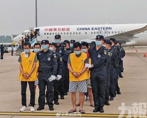 首批240人押解回國