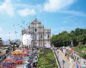 更要「扎根本土」