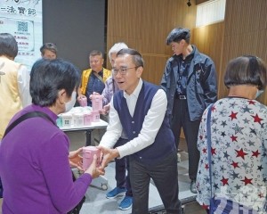 向長者派發福壽「臘八粥」