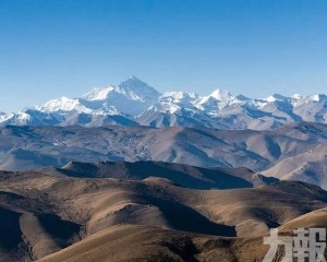 大幅調高珠峰登山許可證費用