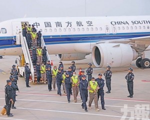 首批200人昨包機押解回國