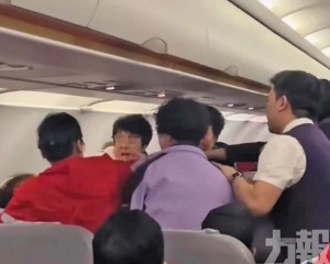 空姐一招平息紛爭