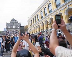關閘入境者眾 發財巴排長龍