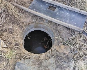 踩破朽木墜化糞池溺亡
