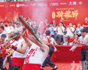 派逾萬份龍船頭飯寓意老少平安