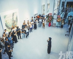 梁潔雯巨幅花鳥畫精品展亮相