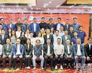 引領鄉親深入學習兩會精神實質