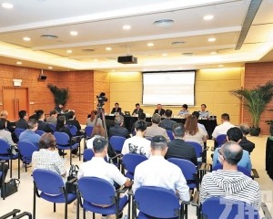 以試點方式支持長者入住灣區院舍