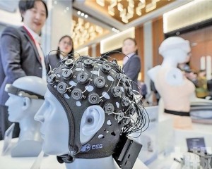 受試者可憑意念玩賽車遊戲