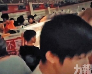 民眾闖零食店哄搶貨品