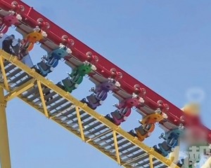 遊客大熱天掛空中40分鐘