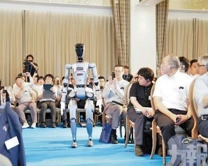 首次具備「靈巧操作＋直膝行走」能力