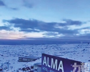 智利阿塔卡馬沙漠10年首降雪