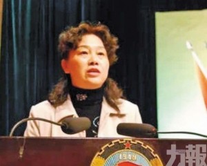 被控沉迷打牌等「低級趣味」