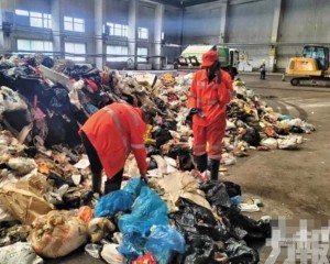 山西清潔工高溫翻八噸垃圾引熱議