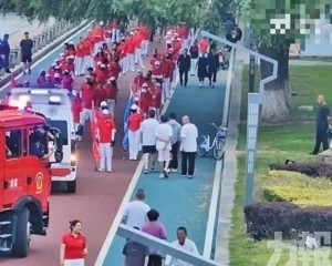 與老年徒步團對峙兩分鐘後讓道