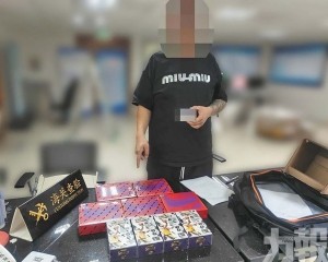 跨境客車藏126張卡片被截