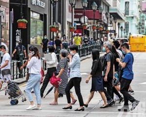 居民月入中位數按季跌1,500元