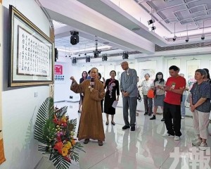 展出約五十多件書法和繪畫作品
