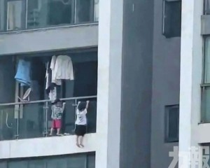 竟翻出13樓露台玩「引體向上」