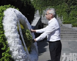 向遇難同胞默哀並敬獻花圈
