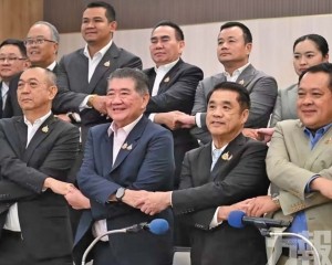 泰兩陣營角力誰來造王？