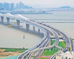 澳門大橋完成八號風球行車測試