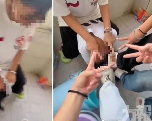 初二女被逼下跪遭潑水踩頭