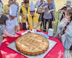 500遊客排隊共享中秋滋味