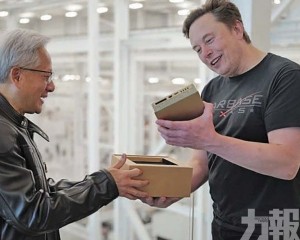 黃仁勳親自交付與馬斯克