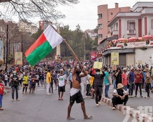 總統逃亡法國 軍隊接管政權 總統逃亡法國 軍隊接管政權