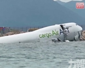 巡邏車被撞落海兩人死亡