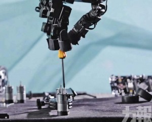 機器人終於會用手了！ 扭螺絲 敲釘樣樣精
