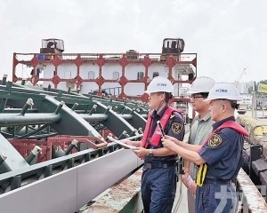 助77噸大型鋼結構件水路輸港