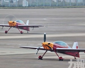 飛行表演隊試飛展現高難度特技