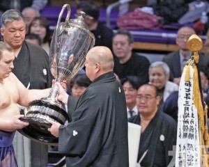 烏克蘭難民擊敗蒙古橫綱 勇奪相撲冠軍寫歷史