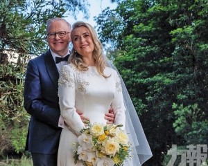 成當地首位任內結婚領導人