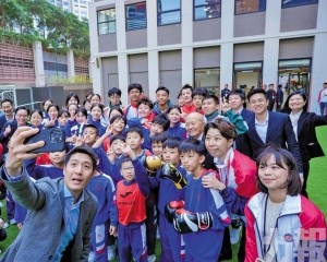 跟青年交流互動及分享勵志故事