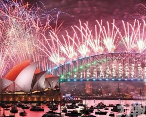 悉尼煙花照亮港灣 各地祈願和平新開始