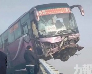 巴士衝出護欄懸空幸無人傷