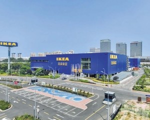 轉向小型門市與線上布局