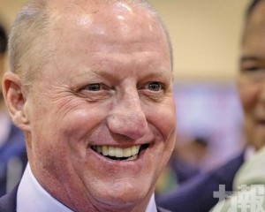 巴菲特每年只領10萬美元