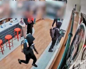 三分鐘掠走 值10萬美元卡牌