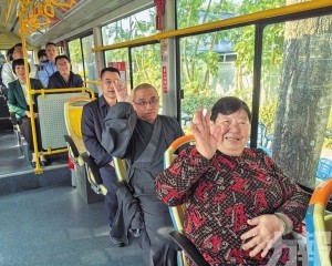 東坑社區兩路公交車進村通行