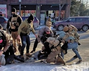 克林頓籲民眾挺身抗議